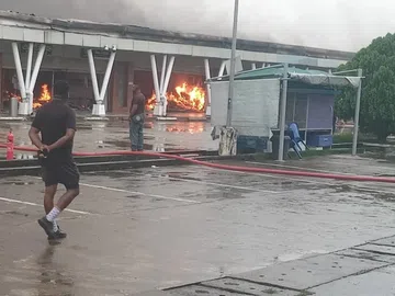 Fire Engulfs Popular SPAR Shopping Outlet in Calabar as Thick Smoke Billows Across City